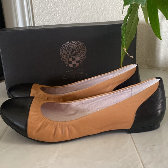 Vince Camuto VC-Linkon cap toe leather ballerina flats. Caramel/Black - Picture 2 of 7